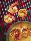 Closeup top view of grilled prawns and Masala on grating — Stock Photo