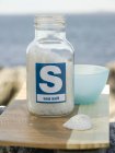 Морская соль в бутылке — стоковое фото