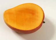 Половина свежего манго — стоковое фото