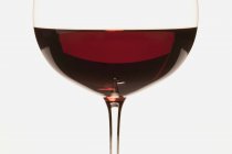 Delicioso vino tinto en copa - foto de stock
