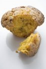 Kaputtes Muffin im Papierkorb — Stockfoto