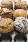 Muffins variados em lata de muffin — Fotografia de Stock