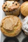 Muffins assortis dans une boîte à muffins — Photo de stock