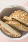 Нарезанный овсяный хлеб — стоковое фото