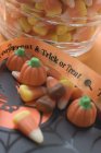 Süßigkeiten zu Halloween auf dem Tisch — Stockfoto