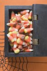 Maíz de caramelo en cofre del tesoro - foto de stock