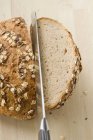 Reduzindo para metade um pão — Fotografia de Stock