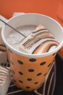 Kakao mit Marshmallows im Becher — Stockfoto