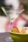 Martini mit grünen Oliven und Crackern — Stockfoto