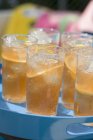 Bicchieri di tè freddo sul vassoio — Foto stock