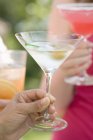 Pessoas a brindar martinis — Fotografia de Stock