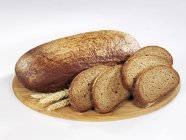 Целая буханка коричневого хлеба — стоковое фото