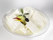 Vários pedaços de queijo feta — Fotografia de Stock