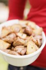Donna che tiene il piatto di patate di rosmarino — Foto stock