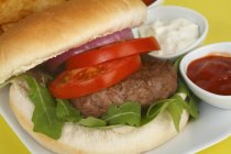 Hamburger mit Tomate und Rucola — Stockfoto