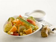 Салат из смешанных фруктов и овощей , — стоковое фото