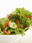 Смешанный салат с салатом, кабачки, перец на белой тарелке — стоковое фото