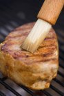 Steak wird gebürstet — Stockfoto