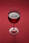 Bicchiere con delizioso vino rosso — Foto stock