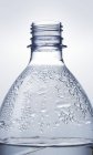Vista de perto da garrafa de água de plástico com condensação — Fotografia de Stock