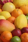 Variedad de frutas tropicales - foto de stock