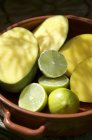 Mangues fraîches et citrons verts — Photo de stock