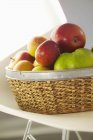 Cesta de manzanas maduras - foto de stock