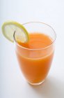 Glass of carrot juice with slice of lemon — Stock Photo