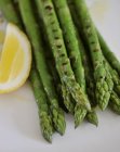 Asparagi verdi con fetta di limone — Foto stock