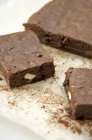 Brownies aux noix sur le parchemin de cuisson — Photo de stock
