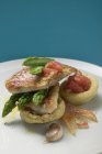 Conchiglie crostata con triglie rosse, asparagi e pomodori su piatto bianco — Foto stock
