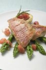 Fried red mullet fillets with asparagus — Stock Photo