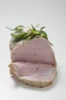 Filete de cerdo al horno con hierbas - foto de stock