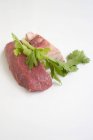 Trozo de carne cruda con hueso y perejil - foto de stock