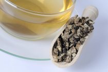 Tasse Tee mit getrockneter schwarzer Kohoshwurzel — Stockfoto