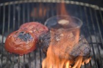 Steak de boeuf et tomates — Photo de stock