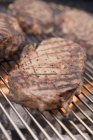 Filetes de carne en barbacoa al aire libre - foto de stock