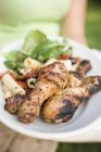 Pernas de frango grelhadas e salada de macarrão — Fotografia de Stock