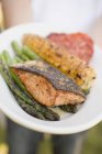 Piatto di contenimento del salmone grigliato — Foto stock