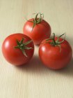 Три свежих помидора — стоковое фото