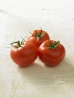 Tres tomates frescos - foto de stock
