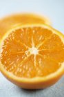 Orange fraîche coupée en deux — Photo de stock