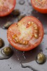 Tomates cereja cortados pela metade com alcaparras e vinagrete — Fotografia de Stock