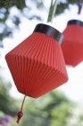 Visão diurna de lanternas chinesas coloridas no jardim — Fotografia de Stock