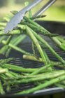 Grilling green asparagus — Stock Photo
