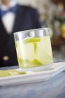 Vista ravvicinata della bevanda al lime con cubetti di ghiaccio in vetro — Foto stock