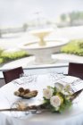 Blick auf den Frühstückstisch mit Vorspeisen und Blumen auf der Terrasse — Stockfoto