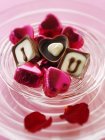 Chocolates sobre tela roja - foto de stock