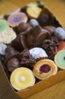 Chocolats et bonbons assortis — Photo de stock