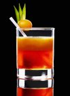 Cocktail di alcool arancione in vetro — Foto stock